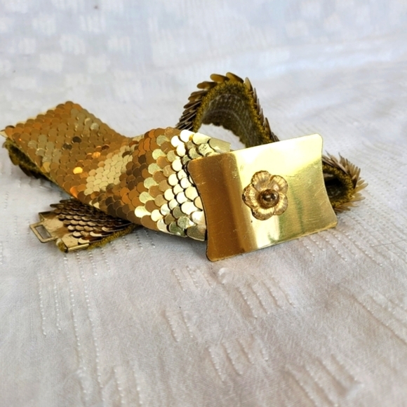 Accessories - Vintage gold stretch belt "fish scales" with solid gold buckle floral detail M